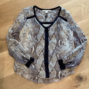 Sale! Diane von Furstenberg Sz 0 snake print 100% silk long sleeve top blouse